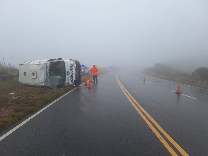 Una ambulancia volcó cerca del parador Copina | Córdoba
