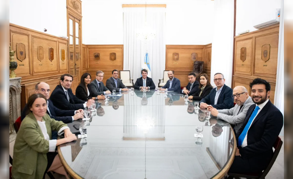 Cambios en indemnizaciones y 6 meses de período de prueba: la reforma laboral que propuso la UCR | Política y economía