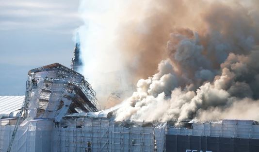 Dinamarca: incendio y derrumbe en la histórica Bolsa de Copenhague | Internacionales