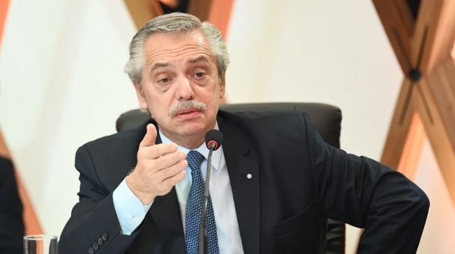 Alberto Fernández chicaneó a Javier Milei tras su decisión de no viajar más en vuelos comerciales | Política y economía