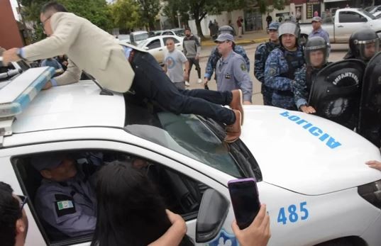 Incidentes en Chaco: concejal detenido por treparse a un patrullero en una protesta por despidos de estatales | Política y economía