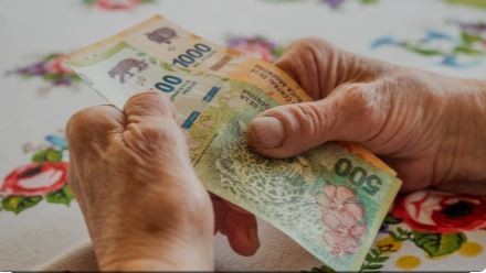 Jubilaciones y pensiones: desde hoy se paga la segunda cuota del bono y el aumento | Política y economía