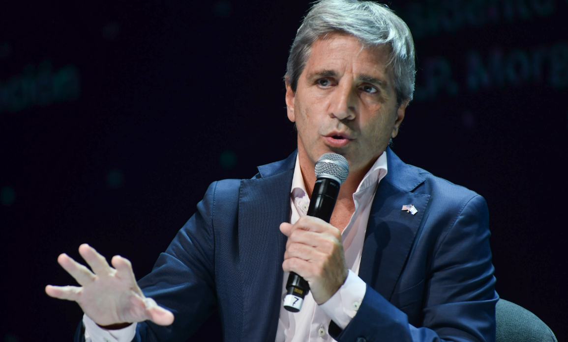 Caputo felicitó a la Secretaria de Comercio por baja en prepagas: "Utilizando herramientas institucionales" | Política y economía