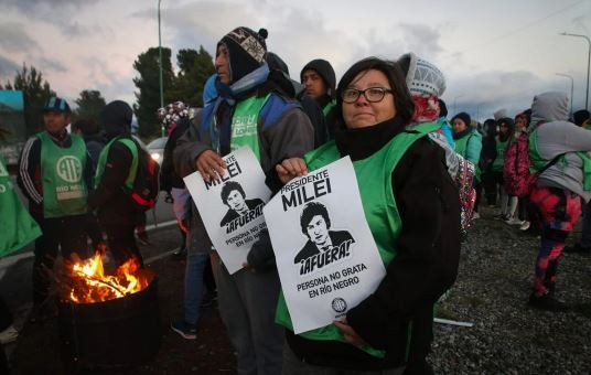 Ante la visita de Milei, ATE bloquea el aeropuerto de Bariloche y los caminos al Hotel Llao Llao | Política y economía