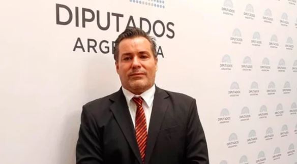 Condenaron a un mes de prisión al ex diputado que fue sorprendido besando partes íntimas de su pareja en plena sesión | Política y economía