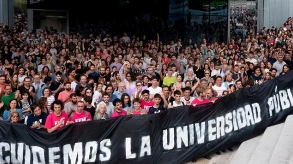 Estudiantes, opositores y la CGT marchan a Plaza de Mayo en defensa de universidades | Política y economía