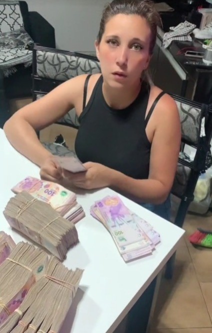 Video: una mujer cambió 400 dólares y le dieron todos billetes de 100 | Actualidad