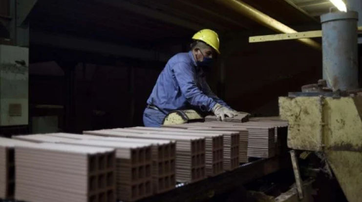 Cómo quedó la reforma laboral suavizada que consensuó el Gobierno con la oposición | Política y economía