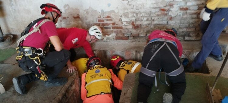 Rescatan a hombre de 83 años que cayó a la fosa de un taller mecánico de Barrio Talleres | Córdoba