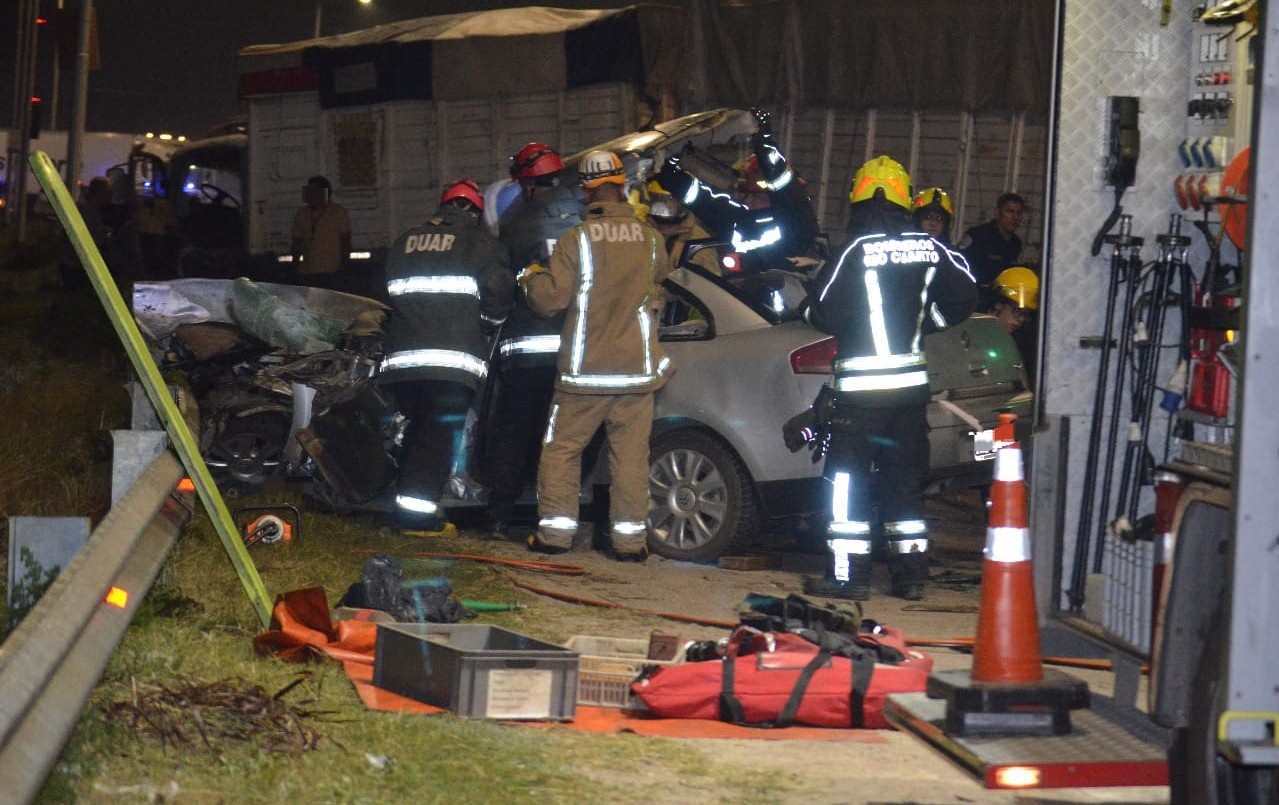 Fuerte choque entre un auto y un camión: un conductor tuvo que ser rescatado | Córdoba