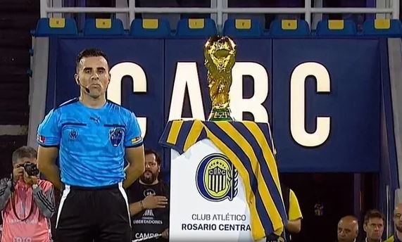 Rosario Central rindió un emotivo homenaje a César Luis Menotti en la Copa Libertadores | Deportes