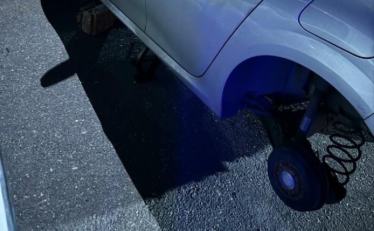 Le robaron las ruedas del vehículo a un médico del Hospital de Niños | Córdoba