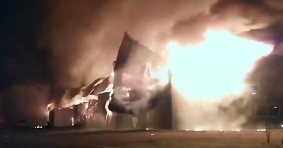 Feroz incendio en una fábrica de muebles en Moreno: trabajaron 16 dotaciones de bomberos | Actualidad