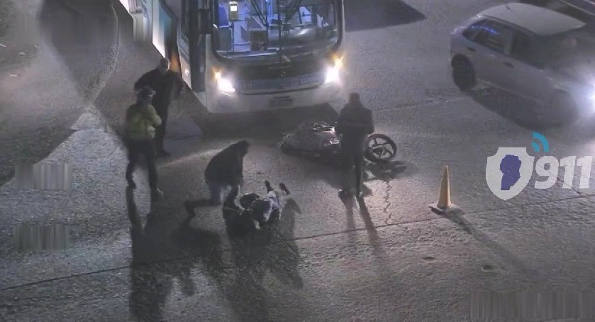 Video: esperaban para cruzar la calle en su moto y los atropelló un colectivo de Tamse | Córdoba