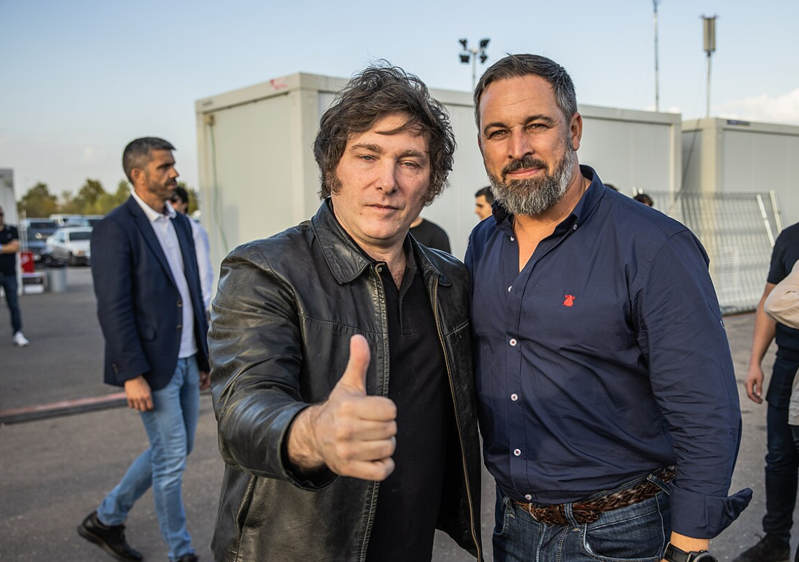 El líder del partido Vox respaldó a Milei y apuntó a Pedro Sánchez: "No es el Rey, aunque él se lo crea" | Política y economía