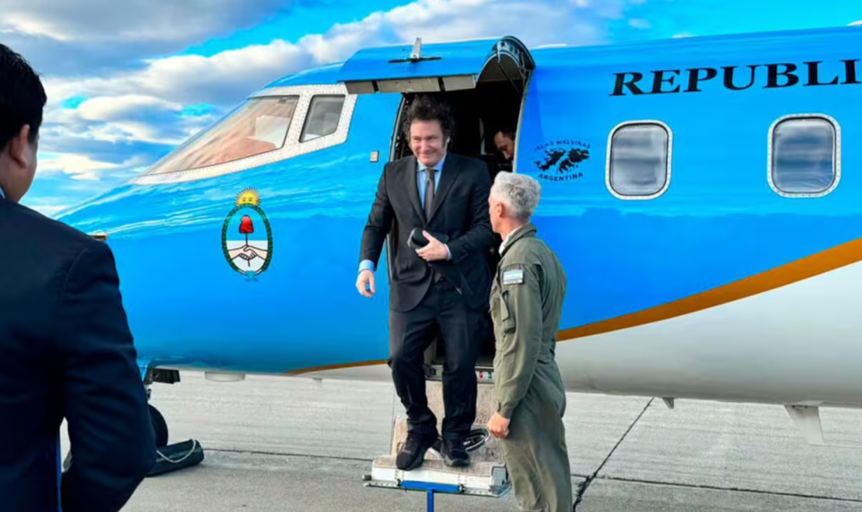 Diputados radicales denunciaron a Milei y al secetario de culto por los gastos de su viaje a España | Política y economía