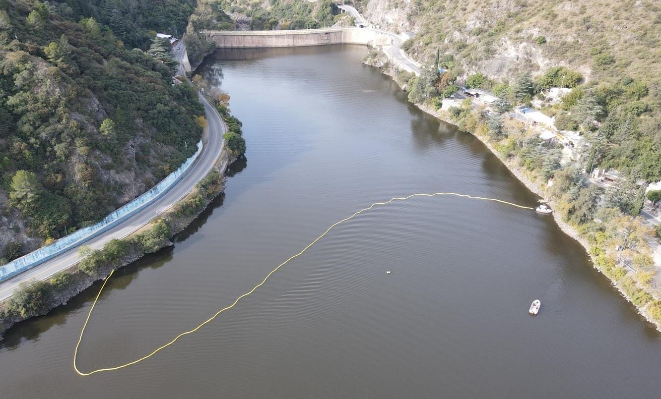 Lago San Roque: colocaron 300 metros de barreras para contener las cianobacterias | Córdoba