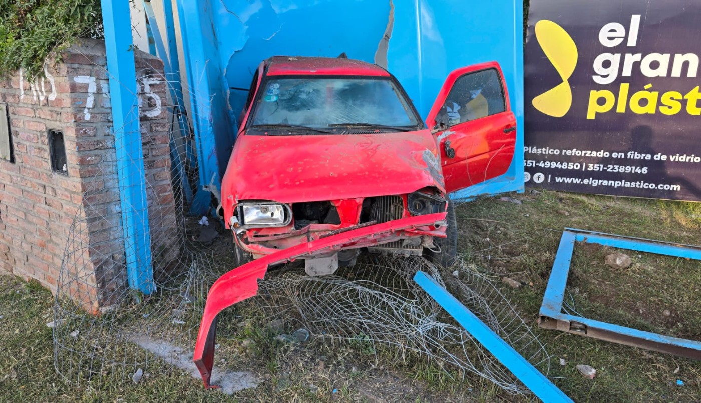 Un joven de 18 años perdió el control y se estrelló contra una fábrica de piscinas | Córdoba