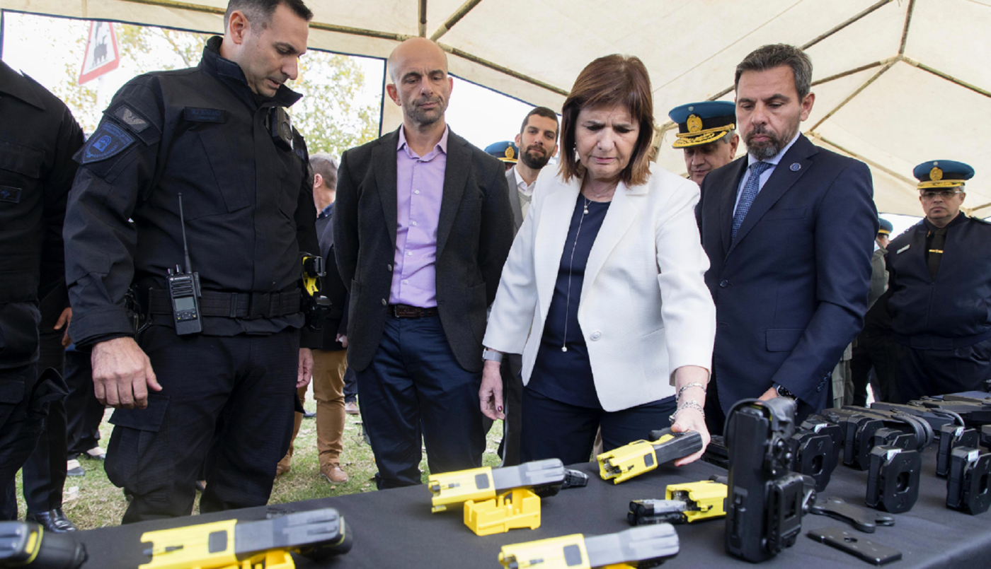 Patricia Bullrich habilitó el uso de las pistolas Taser en trenes y estaciones | Política y economía