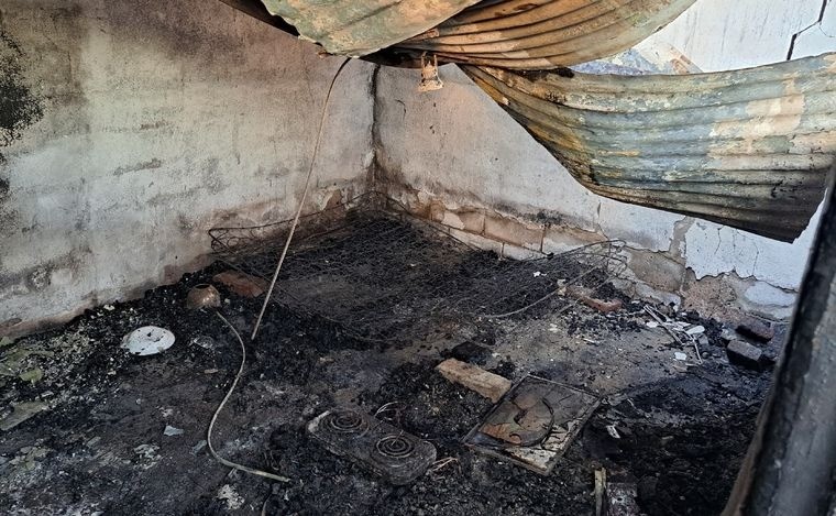Una familia sufrió la pérdida total de su hogar por un incendio que habría ocasionado el padre | Córdoba