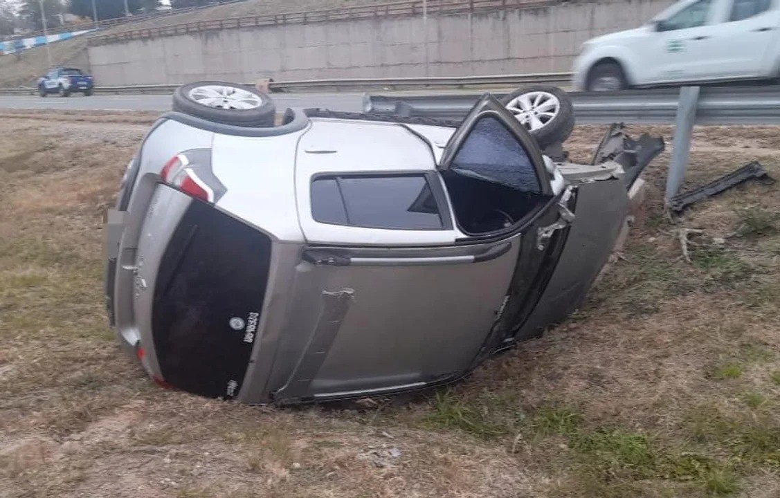 Córdoba: perdió el control de su auto y se dio vuelta | Córdoba