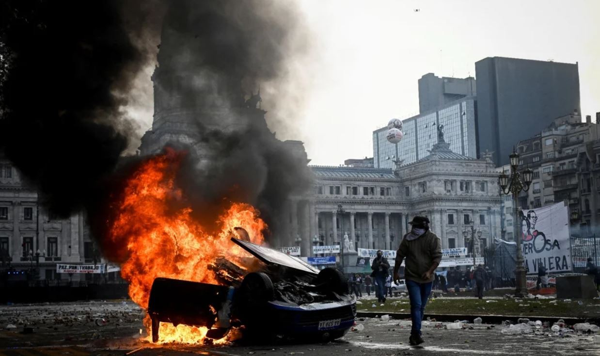 Las lágrimas del periodista al que le quemaron el móvil: "No quiero este país para mis hijos" | Actualidad