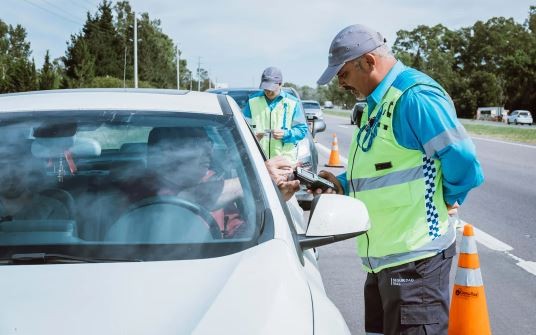 Un conductor atropelló a dos agentes de tránsito durante un control en Berisso | Actualidad