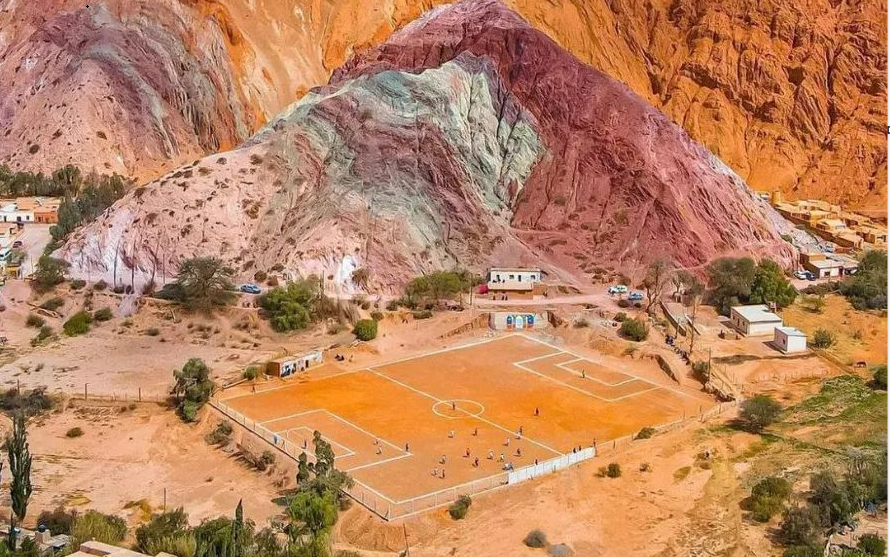 Una canchita de fútbol de Purmamarca fue elegida entre las más increíbles e insólitas del mundo | Deportes