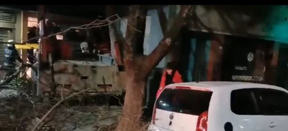 Un camión chocó a dos autos y terminó incrustado en un edificio en Flores | Actualidad