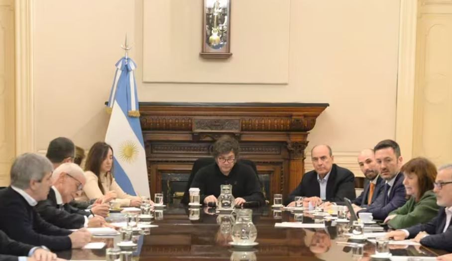 Milei encabezó una nueva reunión con equipo completo en medio de la crisis cambiaria | Política y economía