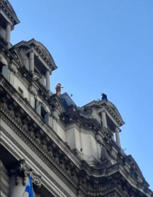 Un hombre amenazó con suicidarse y la policía logró rescatarlo | Actualidad