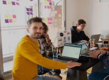 Una plataforma busca incorporar al mercado laboral a trabajadores caídos del sistema | Política y economía