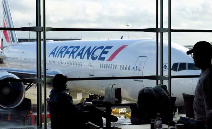 "Humo a bordo": un avión que viajaba de Buenos Aires a Francia tuvo que aterrizar de emergencia en Tenerife | Actualidad