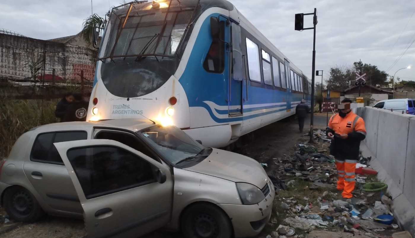 Impactante choque: el Tren de las Sierras arrastró un auto por 15 metros | Córdoba