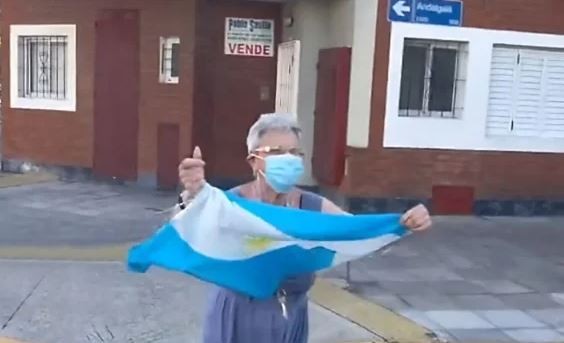 La "abuela la la la", quien se hizo conocida durante el Mundial, fue víctima del cuento del tío | Actualidad