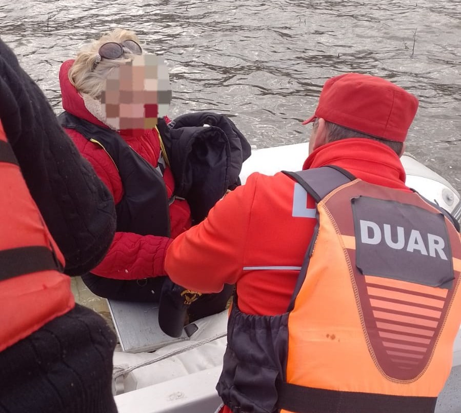 Rescataron a un matrimonio que se había quedado varado en el lago San Roque | Córdoba