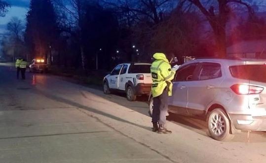 El Bolsón: le dio positivo en el control de alcoholemia y atropelló a una inspectora de tránsito | Actualidad