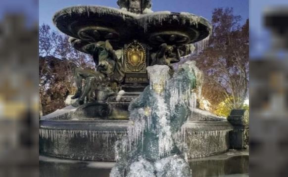 Por el frío polar se congeló la fuente del Parque General San Martín en Mendoza | Actualidad