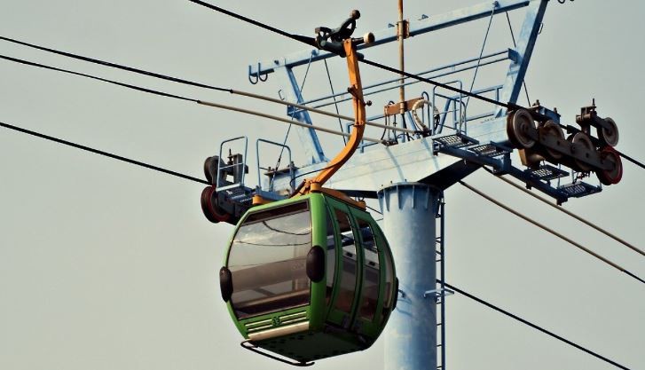 Mujer murió en trágico accidente en Italia: se le enganchó la ropa en un teleférico y fue arrastrada al vacío | Internacionales