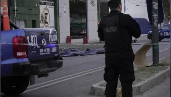 Asesinaron a un joven de 19 años cuando operaba un montacargas y dejaron una nota amenazante | Actualidad
