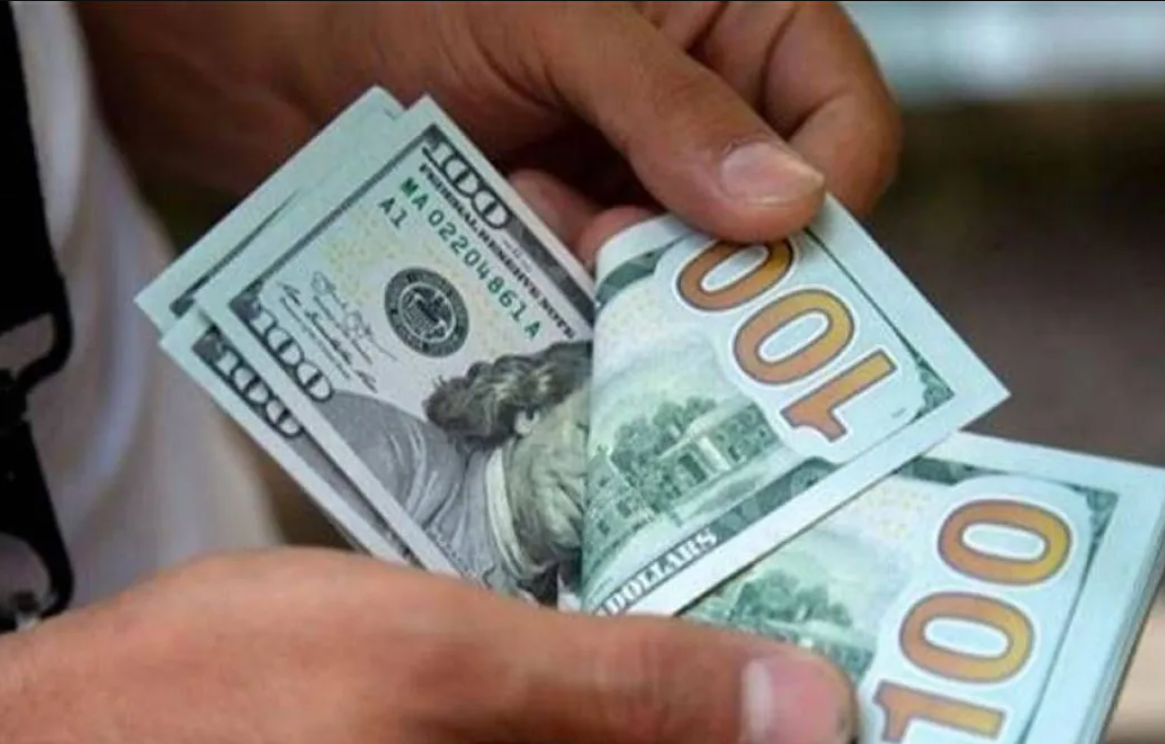 El dólar blue sigue su marcha alcista y alcanza un nuevo récord de $1.500 | Política y economía