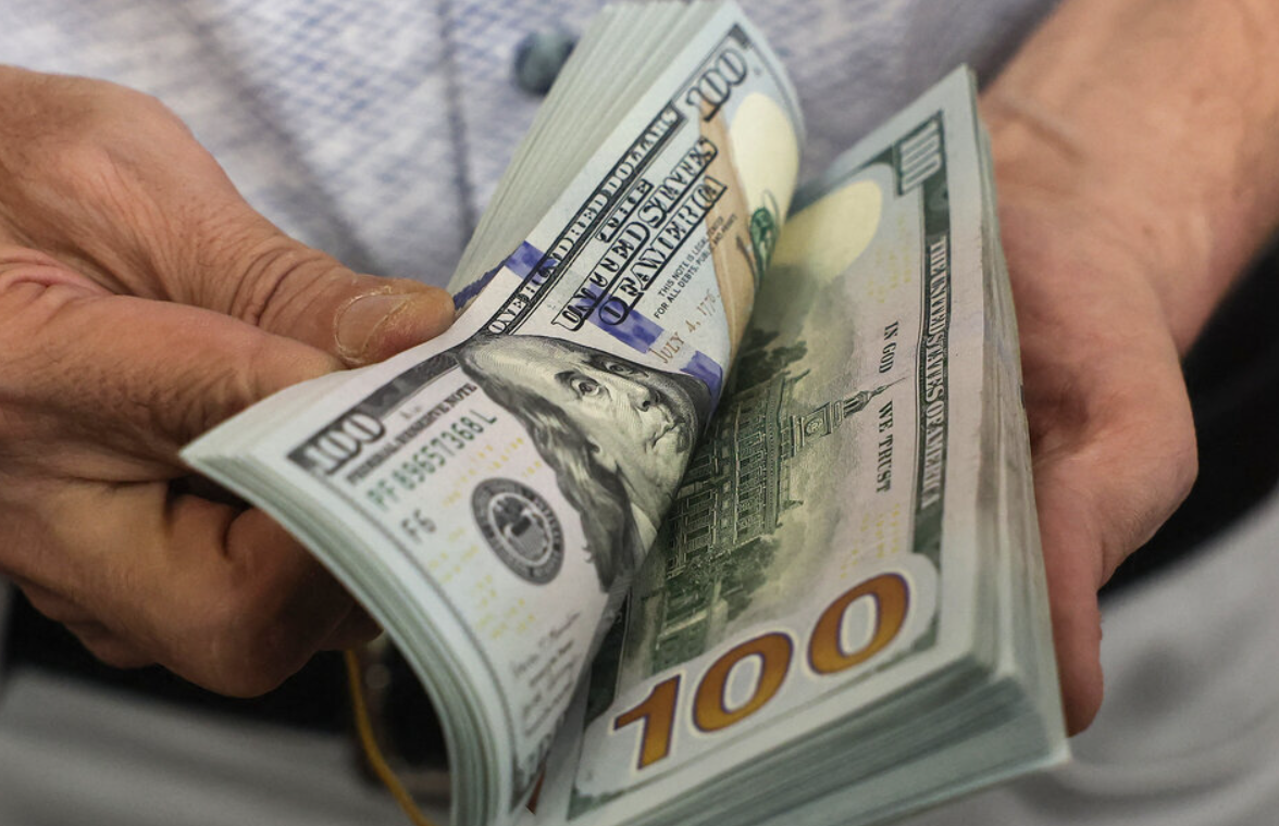 Tras los anuncios del Gobierno, el dólar blue frena la escalada y se ubica en $1.440 | Política y economía