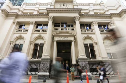 El Banco Central estimó que deberá absorber $2,5 billones adicionales al superávit primario | Política y economía