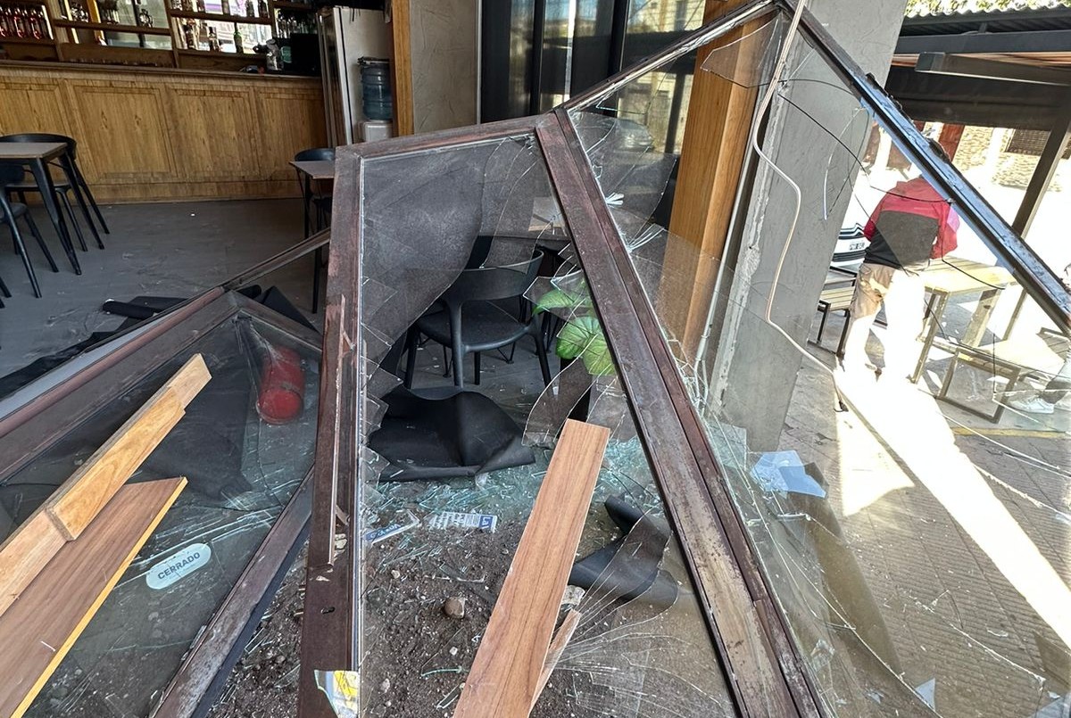 Impresionante: un camión de carga atravesó un bar en General Paz | Córdoba