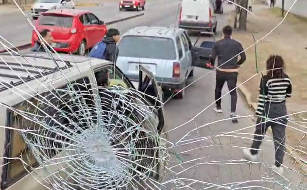 Córdoba: un hombre rompió el parabrisas a un colectivo con un trabavolante en la zona sur de la Capital | Córdoba