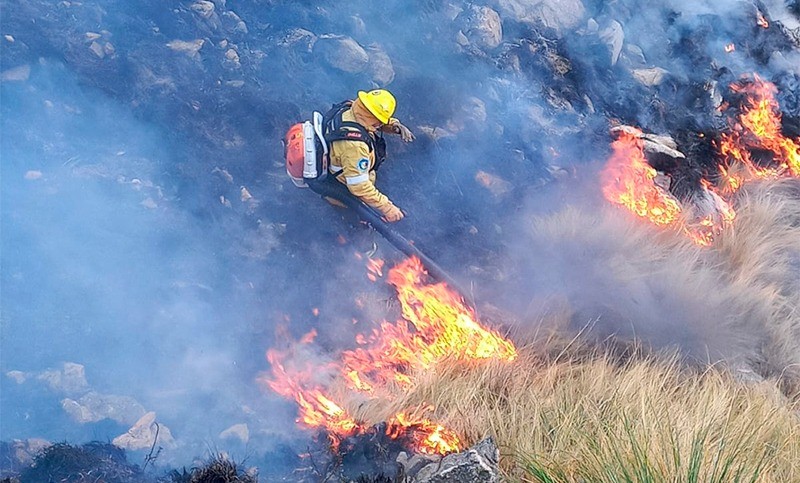 Continúa el incendio en el Cerro Champaquí: cuarto día consecutivo de lucha contra el fuego | Córdoba