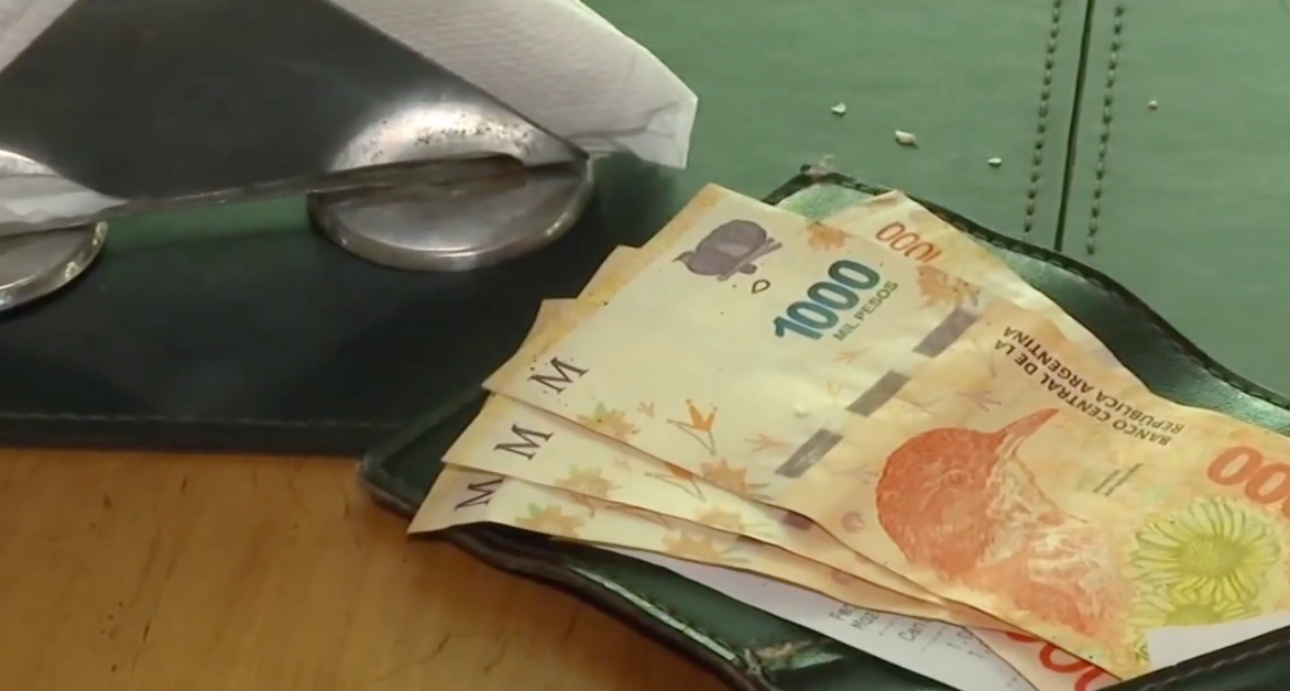 El Gobierno prepara una regulación para hacer obligatorias las propinas en bares y restaurantes | Política y economía