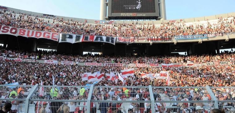 Una hincha de River sufrió un grave accidente en el estadio Monumental | Deportes