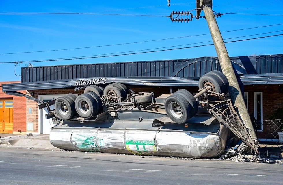 Un camionero chocó un auto y un poste: hubo un muerto y dejó al pueblo sin luz | Córdoba