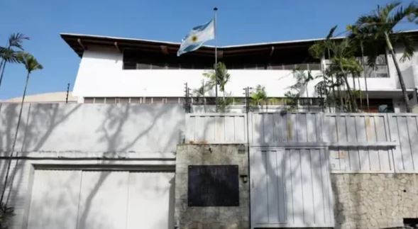 La bandera argentina volvió a flamear en la embajada en Caracas | Política y economía